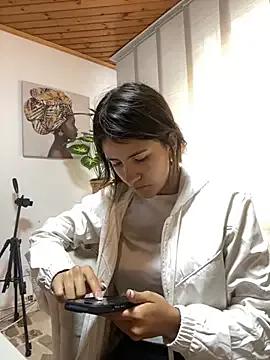 Discover our girls online shows and discover the company of countless livestreamers, with stunning shapes, sex toys and more.