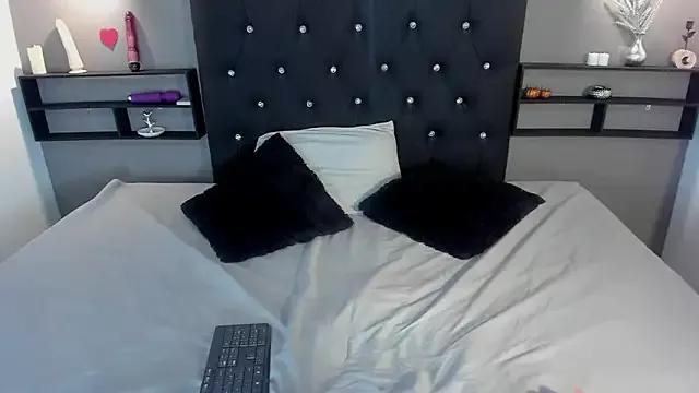 Discover our girls online shows and discover the company of countless livestreamers, with stunning shapes, sex toys and more.
