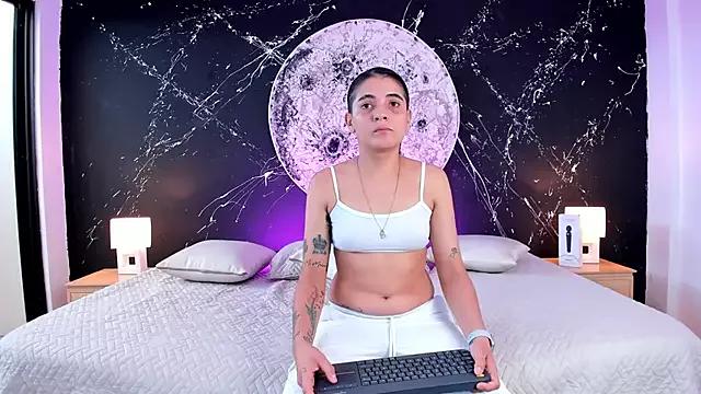 Discover our girls online shows and discover the company of countless livestreamers, with stunning shapes, sex toys and more.