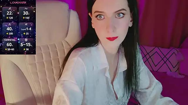 Discover our girls online shows and discover the company of countless livestreamers, with stunning shapes, sex toys and more.