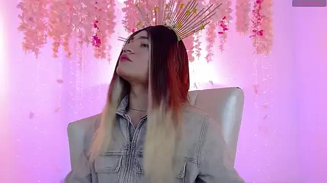 Discover our girls online shows and discover the company of countless livestreamers, with stunning shapes, sex toys and more.