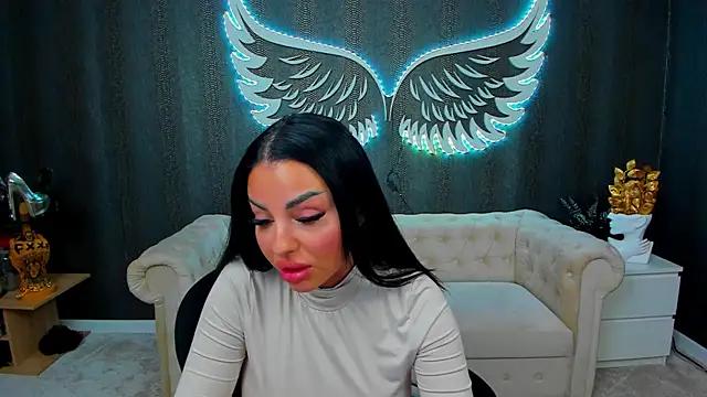 Discover our girls online shows and discover the company of countless livestreamers, with stunning shapes, sex toys and more.
