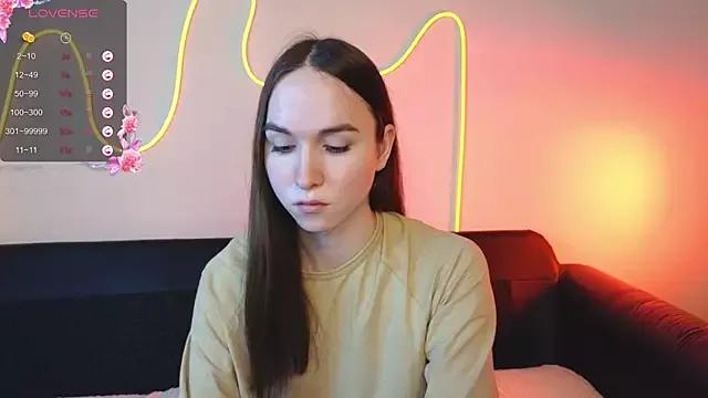 Discover our girls online shows and discover the company of countless livestreamers, with stunning shapes, sex toys and more.