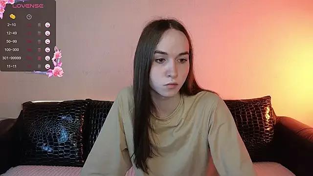 Discover our girls online shows and discover the company of countless livestreamers, with stunning shapes, sex toys and more.