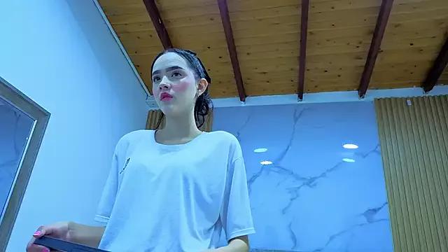 Discover our girls online shows and discover the company of countless livestreamers, with stunning shapes, sex toys and more.