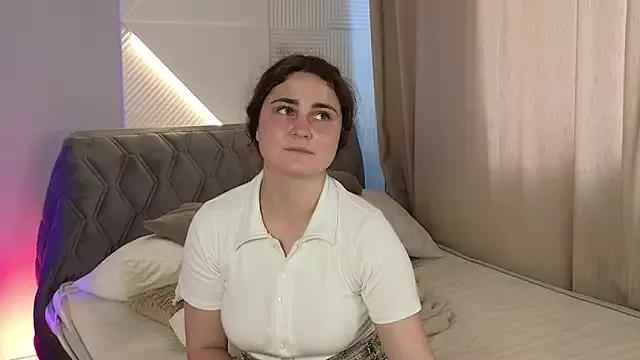 Discover our girls online shows and discover the company of countless livestreamers, with stunning shapes, sex toys and more.