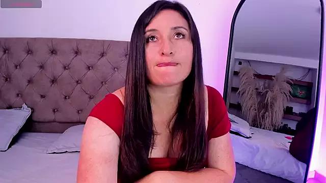 Discover our girls online shows and discover the company of countless livestreamers, with stunning shapes, sex toys and more.