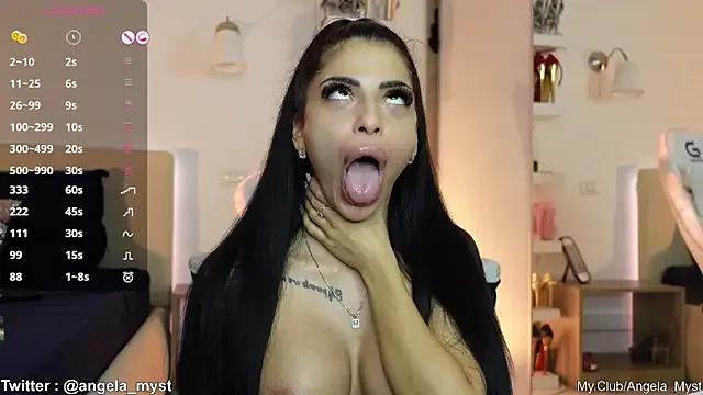 Discover our girls online shows and discover the company of countless livestreamers, with stunning shapes, sex toys and more.