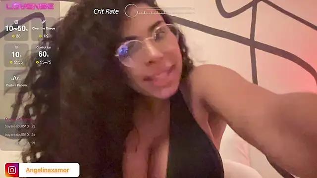 Discover our girls online shows and discover the company of countless livestreamers, with stunning shapes, sex toys and more.