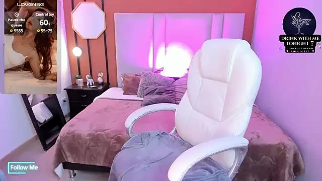 Discover our girls online shows and discover the company of countless livestreamers, with stunning shapes, sex toys and more.