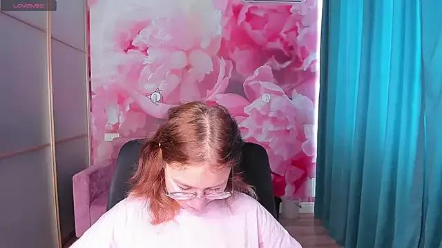 Discover our girls online shows and discover the company of countless livestreamers, with stunning shapes, sex toys and more.