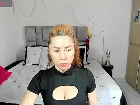 Discover our girls online shows and discover the company of countless livestreamers, with stunning shapes, sex toys and more.