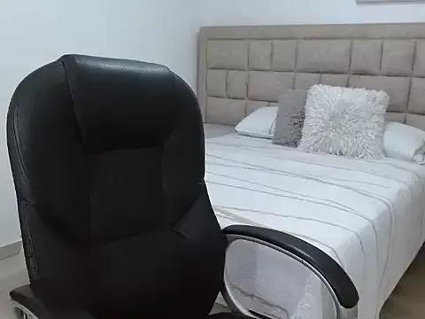 Discover our girls online shows and discover the company of countless livestreamers, with stunning shapes, sex toys and more.