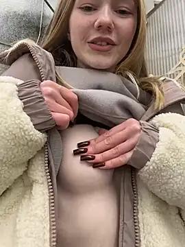Discover our girls online shows and discover the company of countless livestreamers, with stunning shapes, sex toys and more.