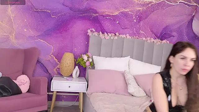 Discover our girls online shows and discover the company of countless livestreamers, with stunning shapes, sex toys and more.