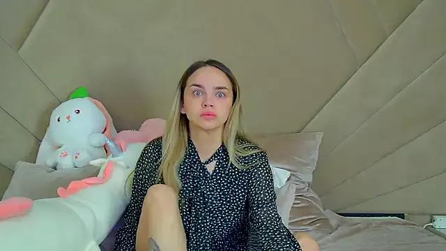 Discover our girls online shows and discover the company of countless livestreamers, with stunning shapes, sex toys and more.