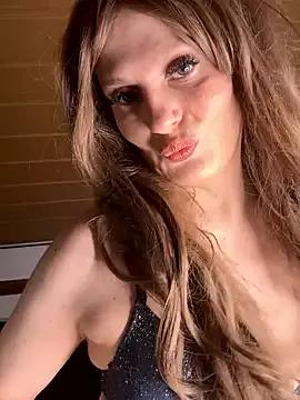 Discover our girls online shows and discover the company of countless livestreamers, with stunning shapes, sex toys and more.