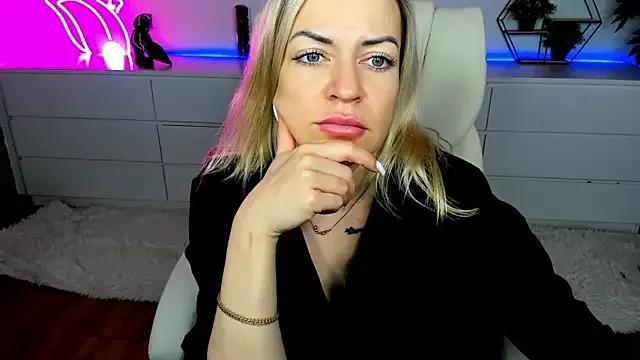 Discover our girls online shows and discover the company of countless livestreamers, with stunning shapes, sex toys and more.
