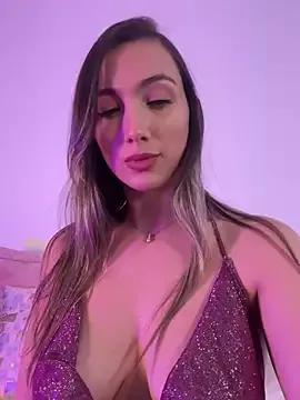 Discover our girls online shows and discover the company of countless livestreamers, with stunning shapes, sex toys and more.