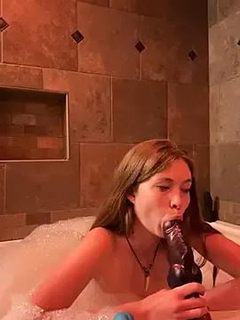 Discover our girls online shows and discover the company of countless livestreamers, with stunning shapes, sex toys and more.