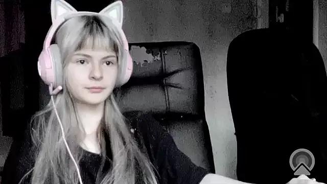 AnnaOlovely from StripChat is Freechat
