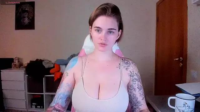 AnnaRoading from StripChat