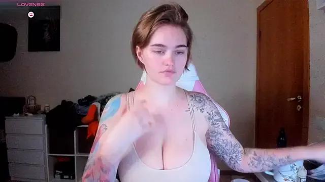 AnnaRoading from StripChat