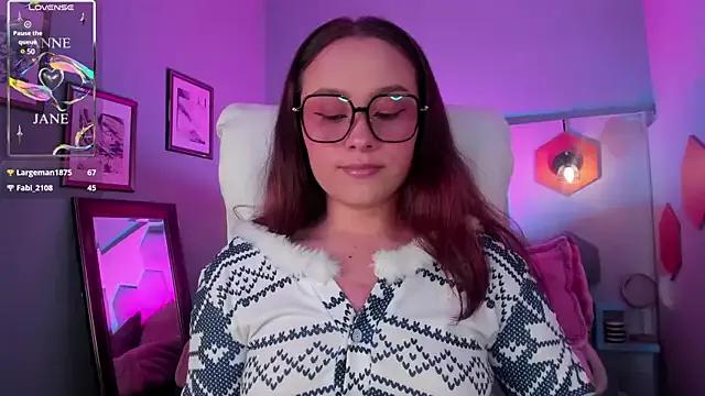 Discover our girls online shows and discover the company of countless livestreamers, with stunning shapes, sex toys and more.