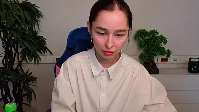 Discover our girls online shows and discover the company of countless livestreamers, with stunning shapes, sex toys and more.