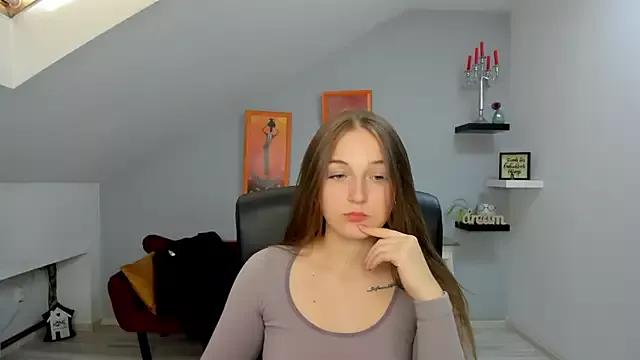 Discover our girls online shows and discover the company of countless livestreamers, with stunning shapes, sex toys and more.