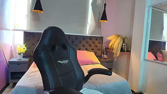 Discover our girls online shows and discover the company of countless livestreamers, with stunning shapes, sex toys and more.
