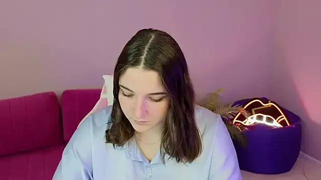 Discover our girls online shows and discover the company of countless livestreamers, with stunning shapes, sex toys and more.