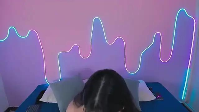 Discover our girls online shows and discover the company of countless livestreamers, with stunning shapes, sex toys and more.