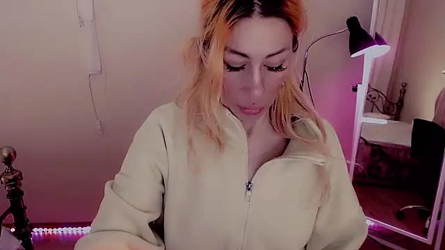 AnnieGOld_ from StripChat