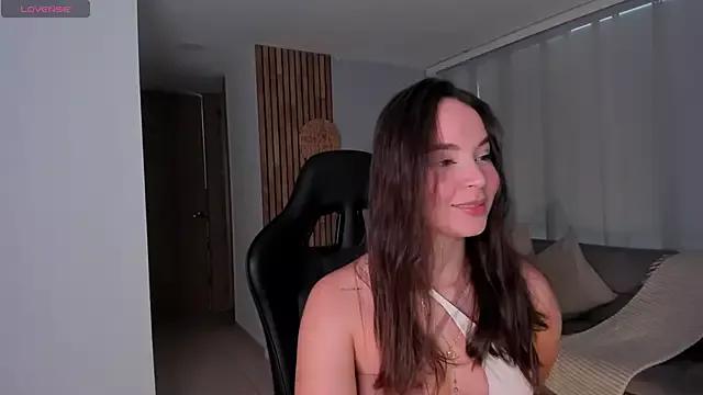 Discover our girls online shows and discover the company of countless livestreamers, with stunning shapes, sex toys and more.