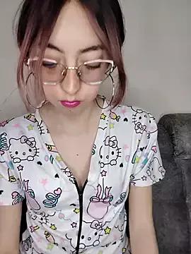 Discover our girls online shows and discover the company of countless livestreamers, with stunning shapes, sex toys and more.