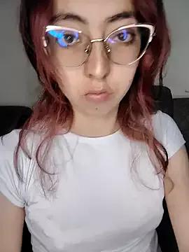 Discover our girls online shows and discover the company of countless livestreamers, with stunning shapes, sex toys and more.