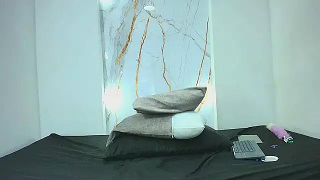 Discover our girls online shows and discover the company of countless livestreamers, with stunning shapes, sex toys and more.