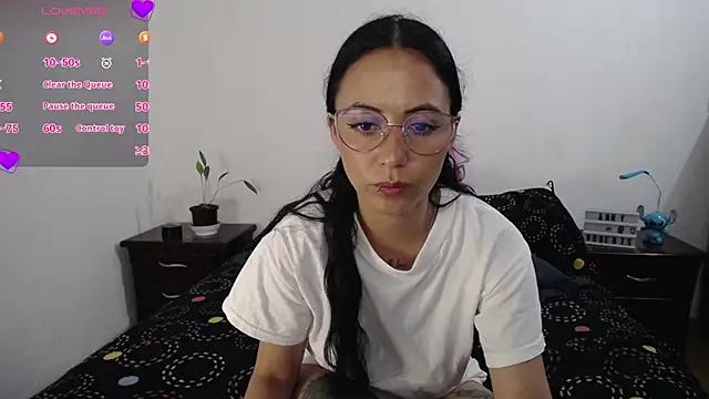 Discover our girls online shows and discover the company of countless livestreamers, with stunning shapes, sex toys and more.