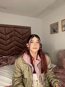 Discover our girls online shows and discover the company of countless livestreamers, with stunning shapes, sex toys and more.
