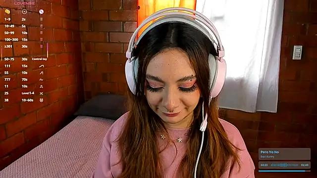 Discover our girls online shows and discover the company of countless livestreamers, with stunning shapes, sex toys and more.