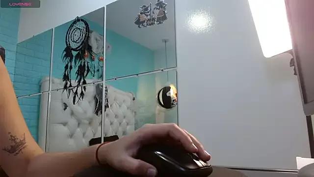 Discover our girls online shows and discover the company of countless livestreamers, with stunning shapes, sex toys and more.