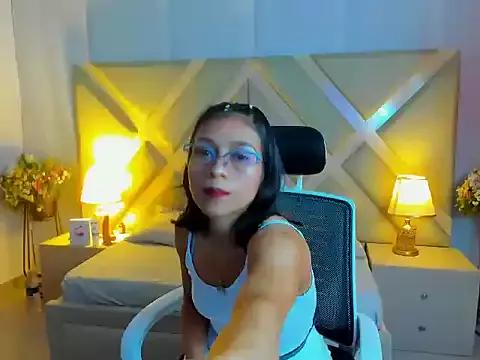 Discover our girls online shows and discover the company of countless livestreamers, with stunning shapes, sex toys and more.