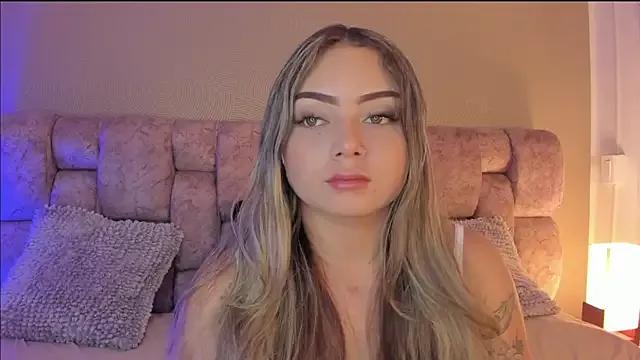 Discover our girls online shows and discover the company of countless livestreamers, with stunning shapes, sex toys and more.