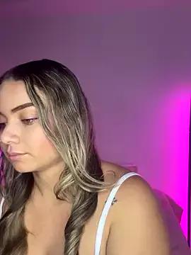 Discover our girls online shows and discover the company of countless livestreamers, with stunning shapes, sex toys and more.