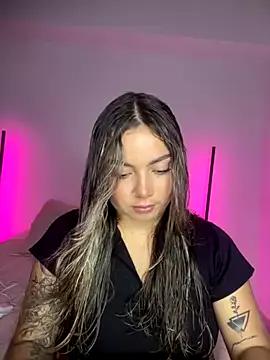Discover our girls online shows and discover the company of countless livestreamers, with stunning shapes, sex toys and more.