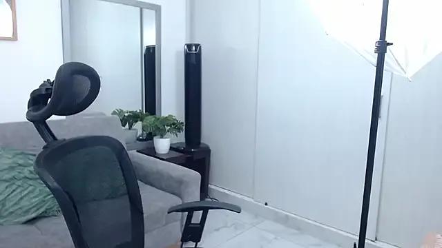 annylouis from StripChat