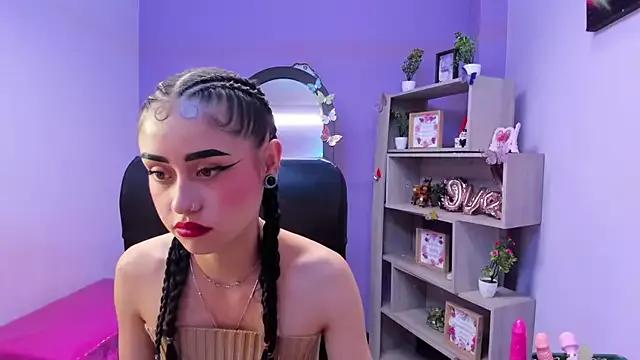 Discover our girls online shows and discover the company of countless livestreamers, with stunning shapes, sex toys and more.
