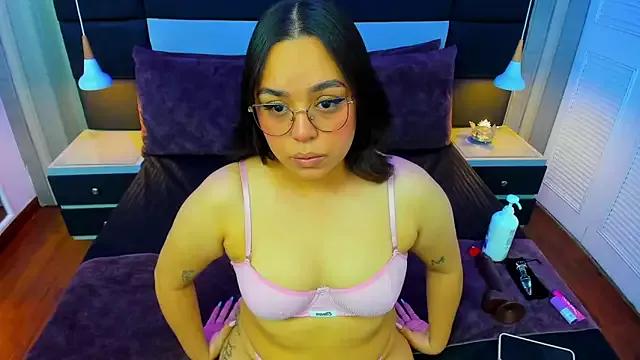 Discover our girls online shows and discover the company of countless livestreamers, with stunning shapes, sex toys and more.