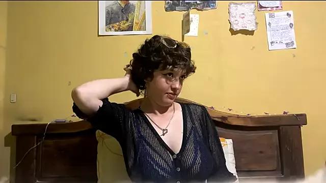 Discover our girls online shows and discover the company of countless livestreamers, with stunning shapes, sex toys and more.